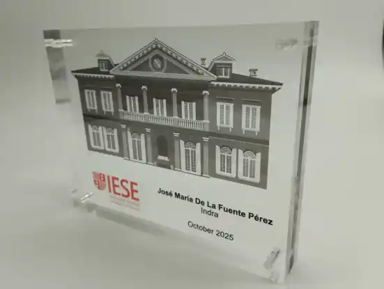 Placa conmemorativa del IESE para José María De La Fuente Pérez en octubre de 2025