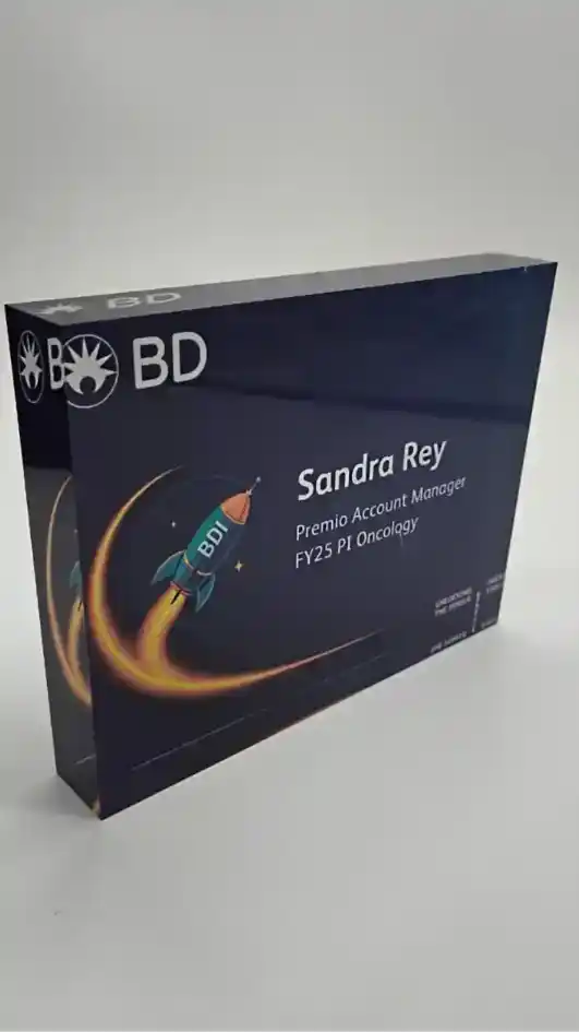 Placa personalizada de BD para Sandra Rey con diseño corporativo y cohete