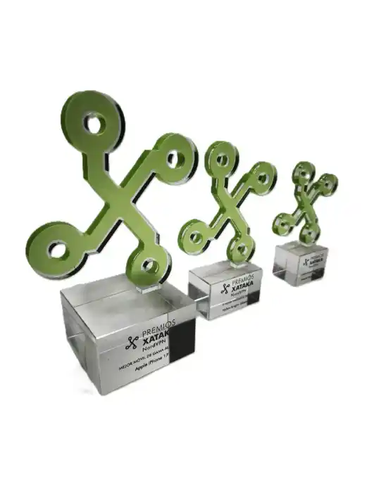 Trofeos personalizados de los Premios Xataka NordVPN con diseño verde y base transparente