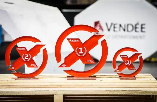 Trofeos rojos personalizados para el podio de X-Trial Vendée
